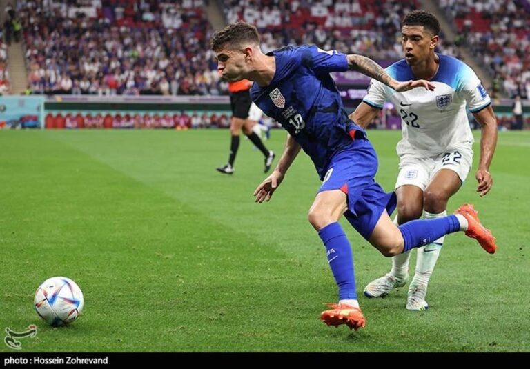 2022_FIFA_World_Cup_England_0-0_USA_-_Pulisic_and_Bellingham