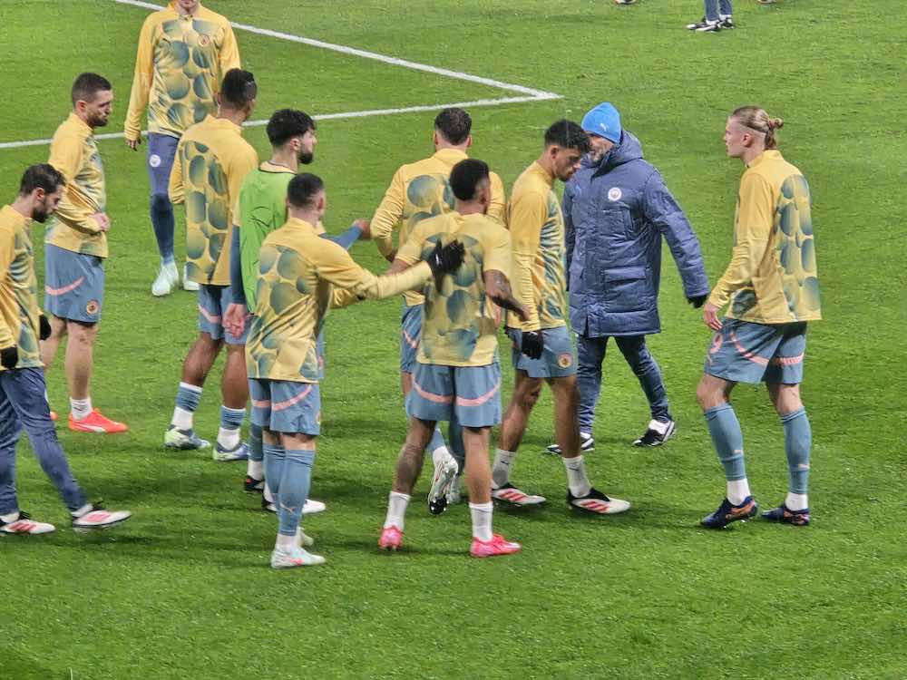 Premier League New Year's Day: Manchester City are looking for a ninth straight win, in all competitions, when they head to Sunderland.